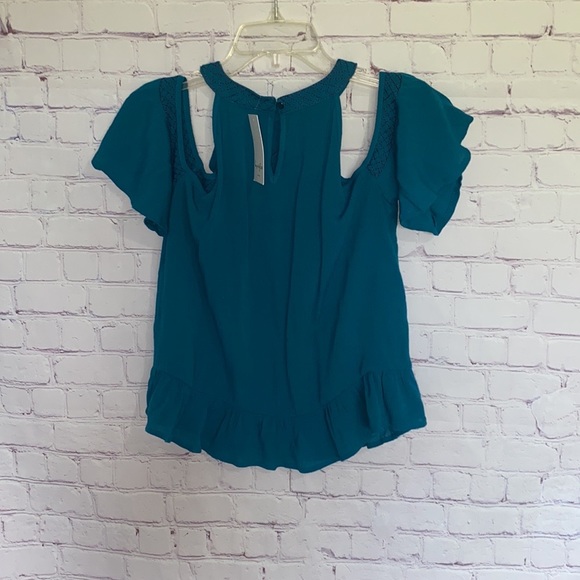 🌸NWT Love, Fire Cold Shoulder Top Size M - Picture 3 of 4